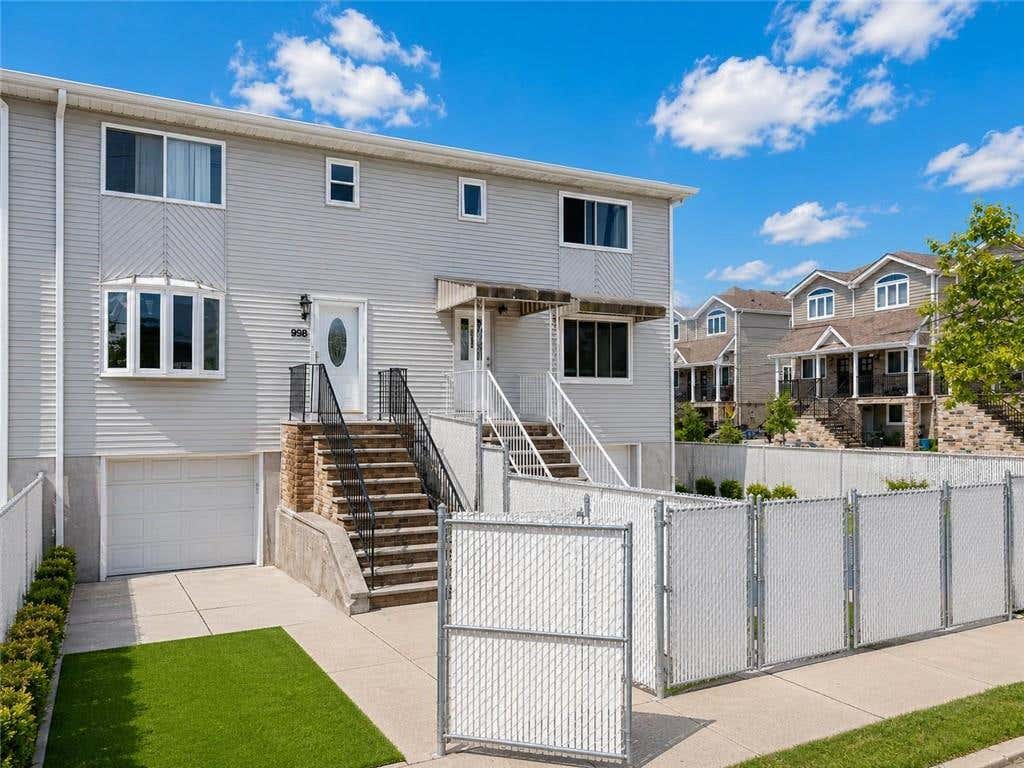 Photo of 998 Olympia Boulevard, Staten Island, NY 10306 (MLS # 502037)