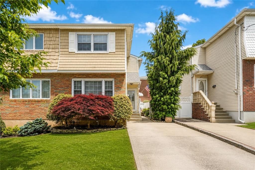 Photo of 60 Bay Terrace, Staten Island, NY 10306 (MLS # 502032)