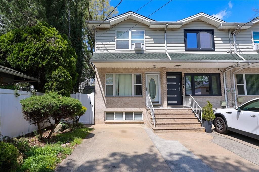 Photo of 25 Amazon Court, Staten Island, NY 10304 (MLS # 500651)