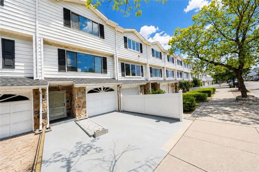 Photo of 3 Carlyle Green, Staten Island, NY 10312 (MLS # 502320)
