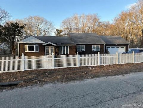 Homes For Sale - 39 Pineway Avenue<br/> Mastic Beach, NY 11951