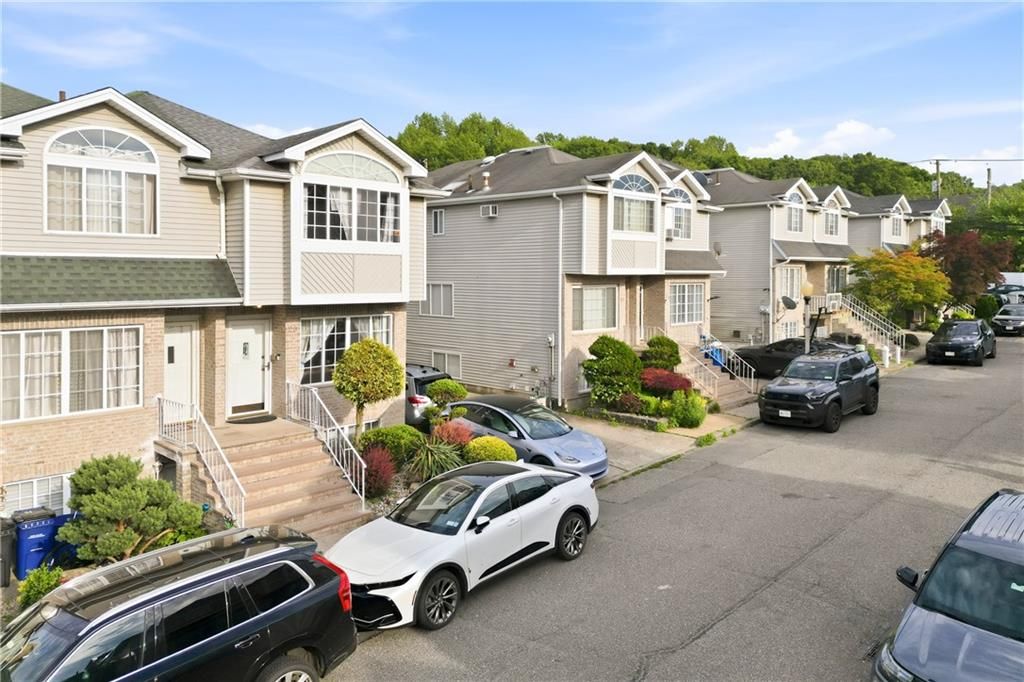 Photo of 29 Latourette Lane, Staten Island, NY 10314 (MLS # 501813)