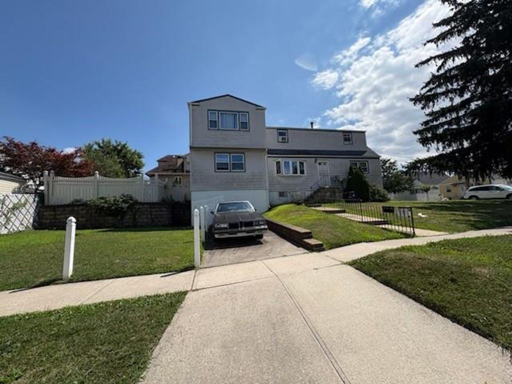 Photo of 240 Harold Street, Staten Island, NY 10314 (MLS # 496217)