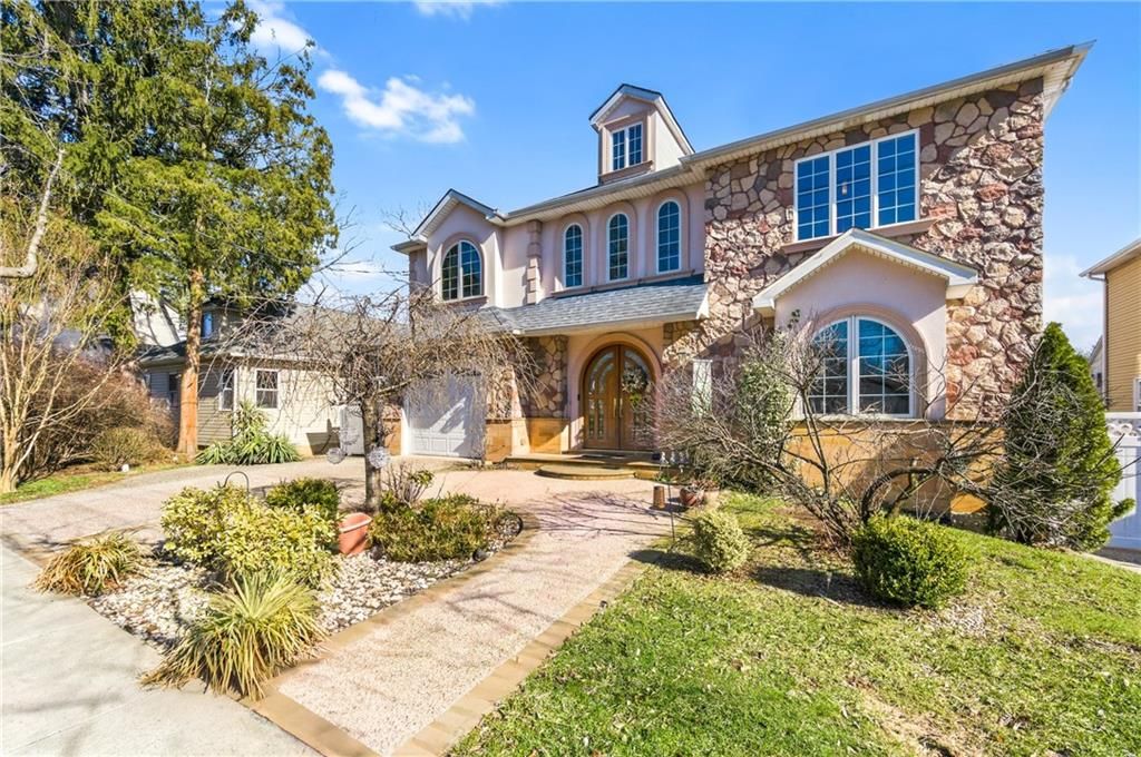 Photo of 88 Hillcrest Street, Staten Island, NY 10308 (MLS # 500213)