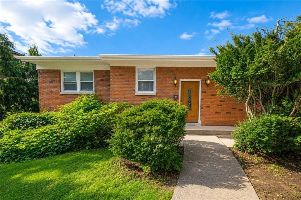 Photo of 96 Longview Road, Brooklyn, NY 10304 (MLS # 503420)