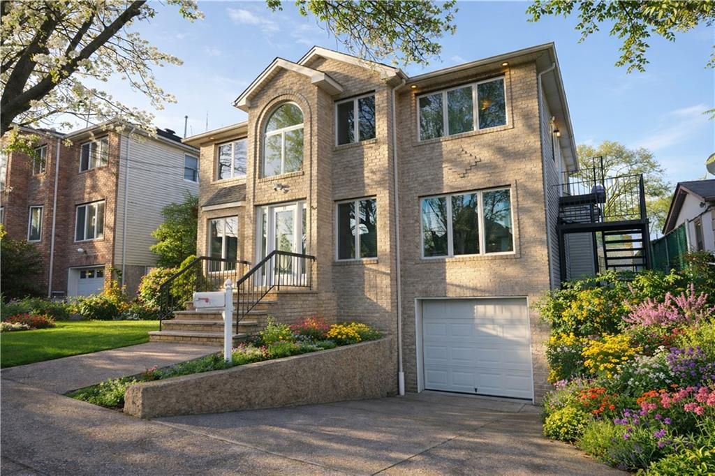 Photo of 11 Whitaker Place, Staten Island, NY 10304 (MLS # 500522)