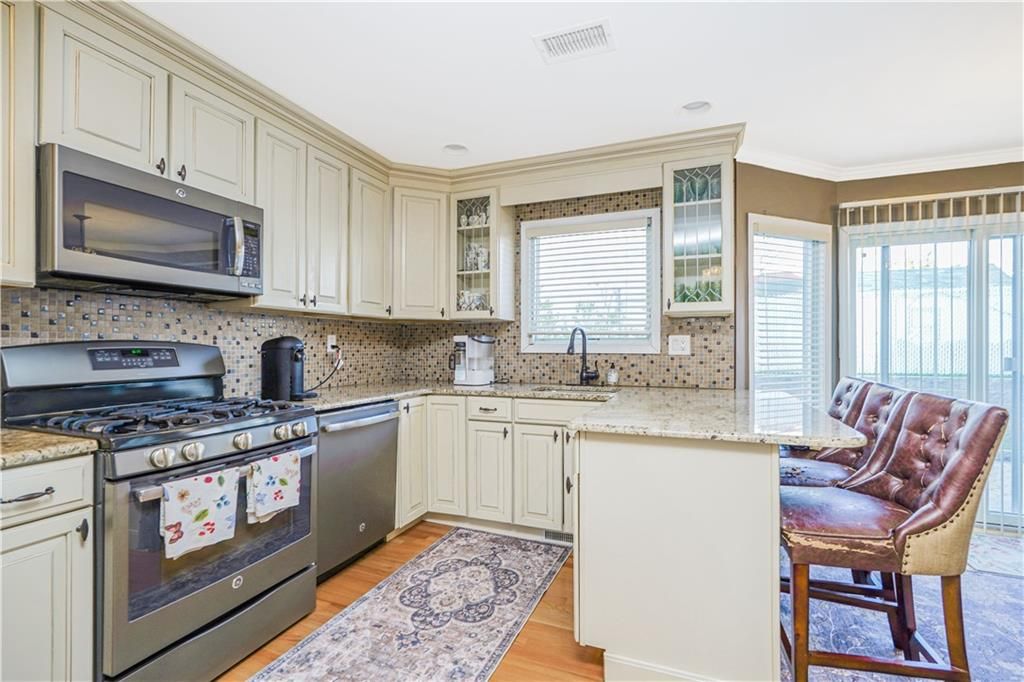 Photo of 11 Whitaker Place, Staten Island, NY 10304 (MLS # 500522)