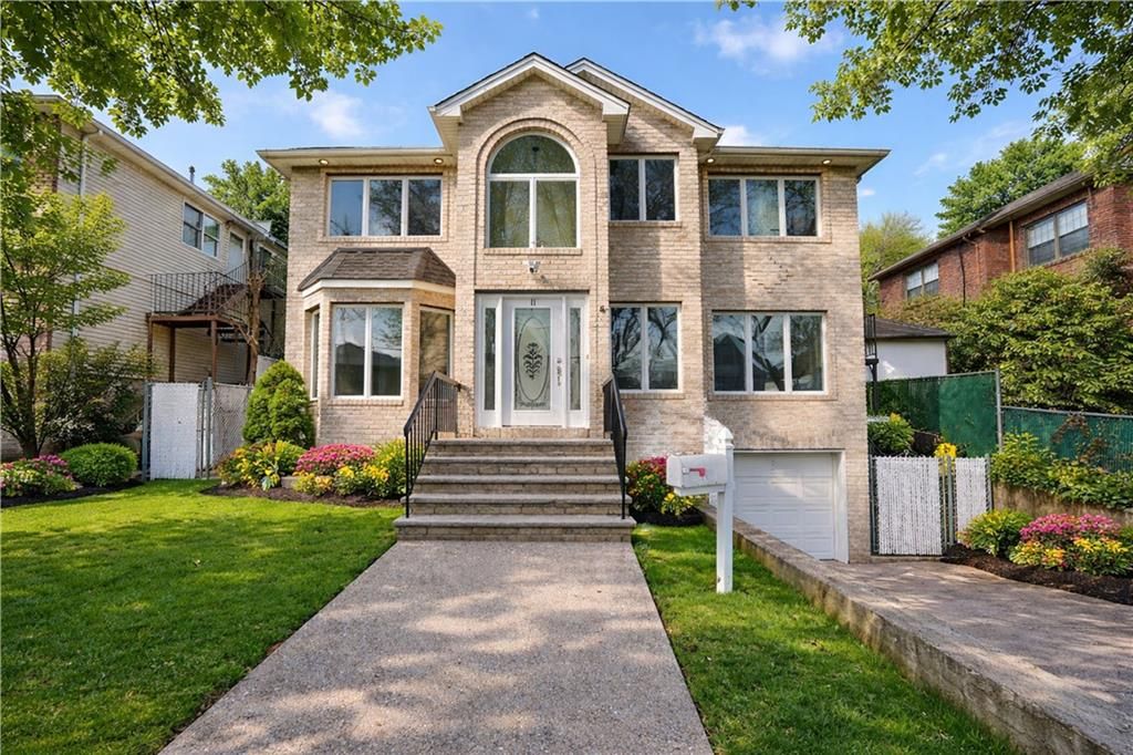 Photo of 11 Whitaker Place, Staten Island, NY 10304 (MLS # 500522)