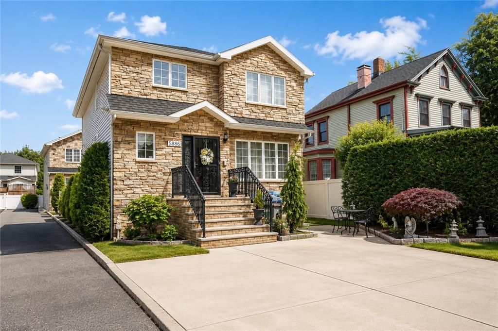 Photo of 5886 Amboy Road, Staten Island, NY 10309 (MLS # 502060)
