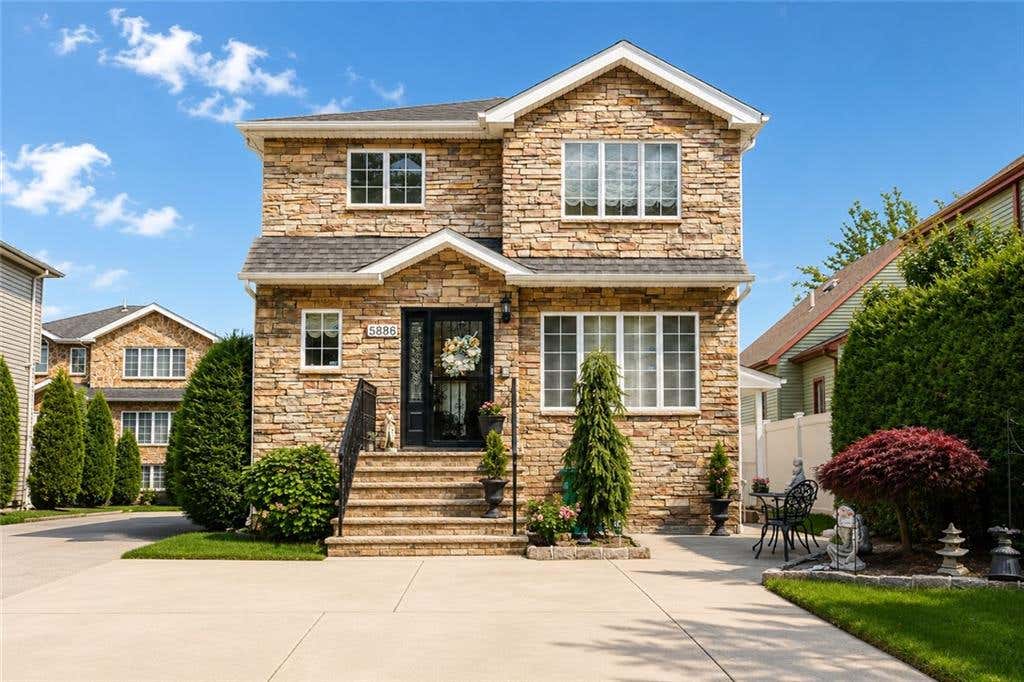 Photo of 5886 Amboy Road, Staten Island, NY 10309 (MLS # 502060)