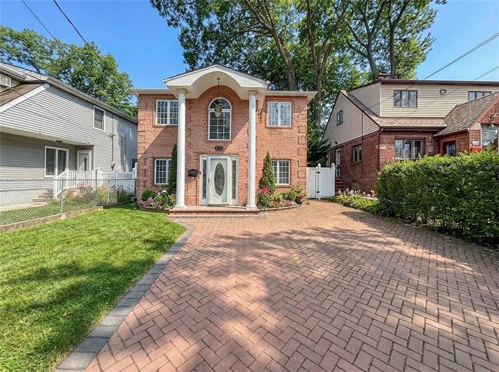 Photo of 226 Hunter Avenue, Staten Island, NY 10306 (MLS # 498124)