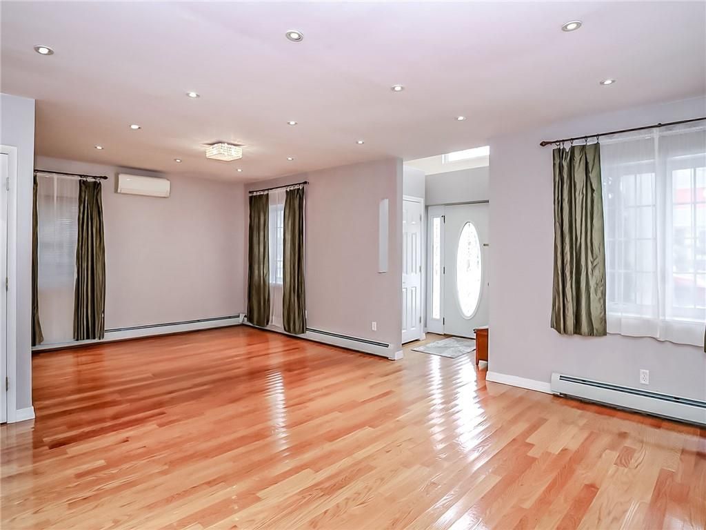 Photo of 226 Hunter Avenue, Staten Island, NY 10306 (MLS # 498124)