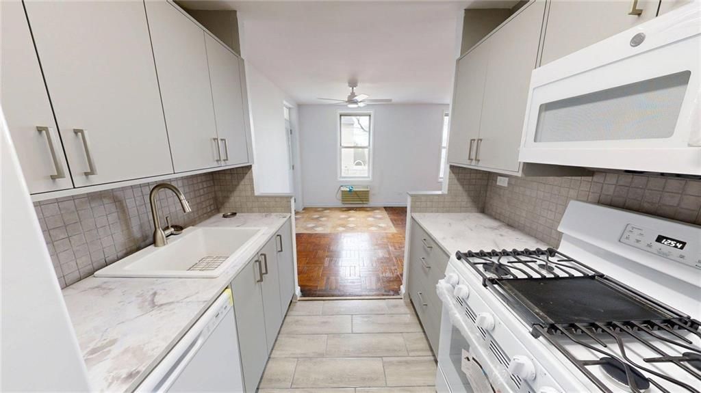 Photo of 55 Austin Place #2Y, Staten Island, NY 10304 (MLS # 496481)