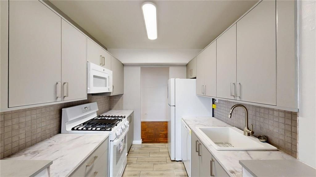 Photo of 55 Austin Place #2Y, Staten Island, NY 10304 (MLS # 496481)