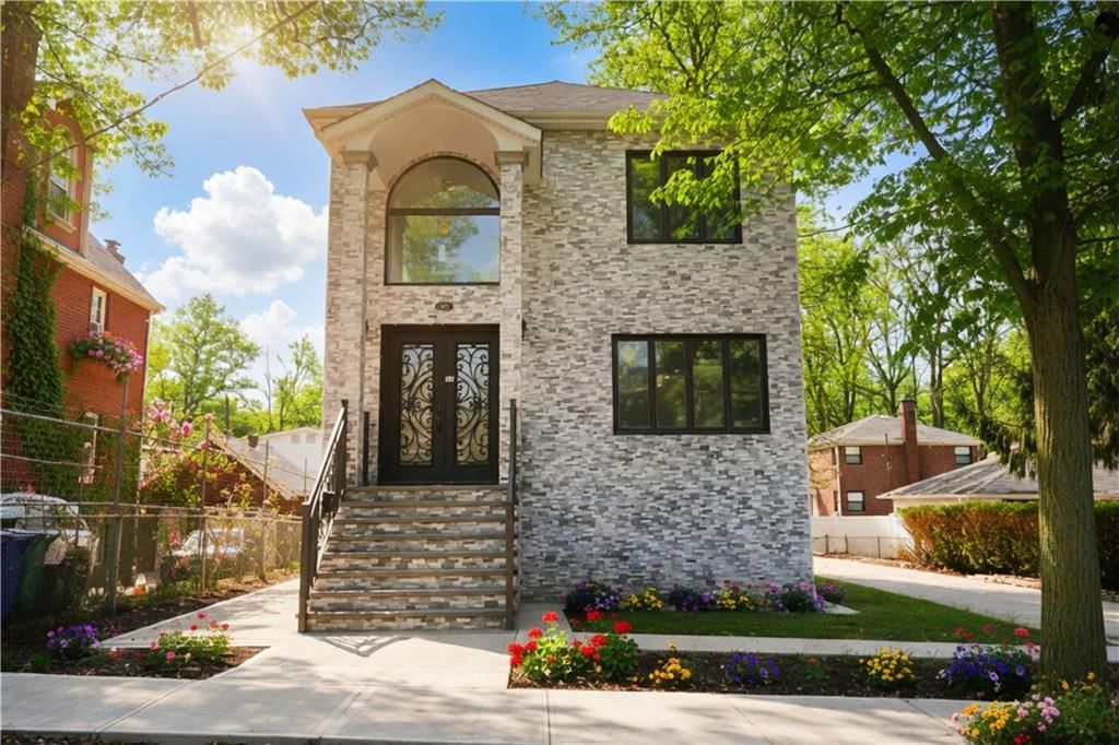 Photo of 32 Remsen Street, Staten Island, NY 10304 (MLS # 500406)