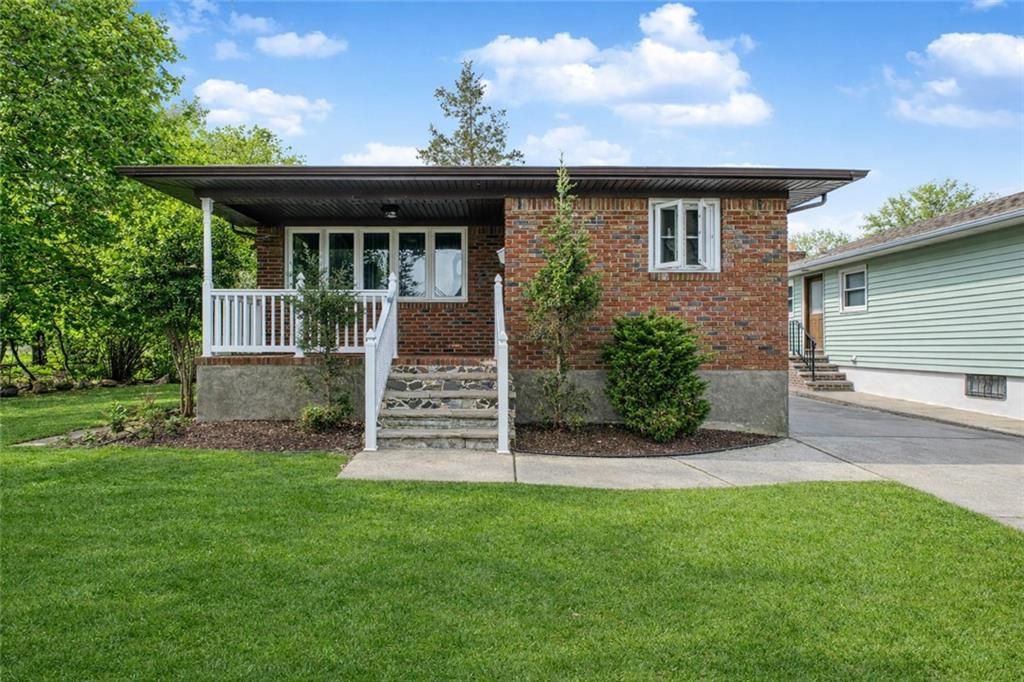 Photo of 274 Evergreen Avenue, Staten Island, NY 10305 (MLS # 500782)