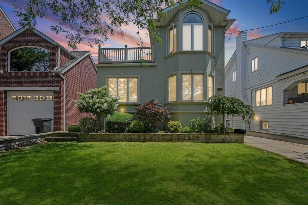 Photo of 456 Beach 145th Street, Queens, NY 11694 (MLS # 494422)