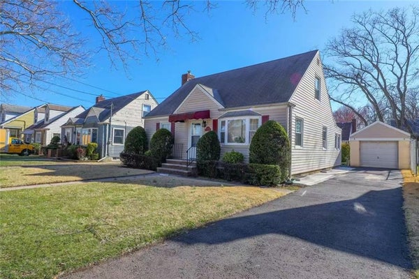 100 STERLING AVE, STATEN ISLAND, NY 10306 - Image 890ea354206879ecd6458570ca8a07d3/561308557