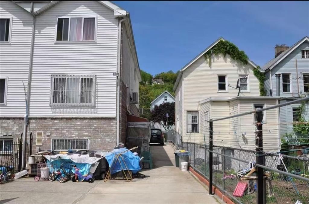 Photo of 255 Targee Street, Staten Island, NY 10304 (MLS # 501045)