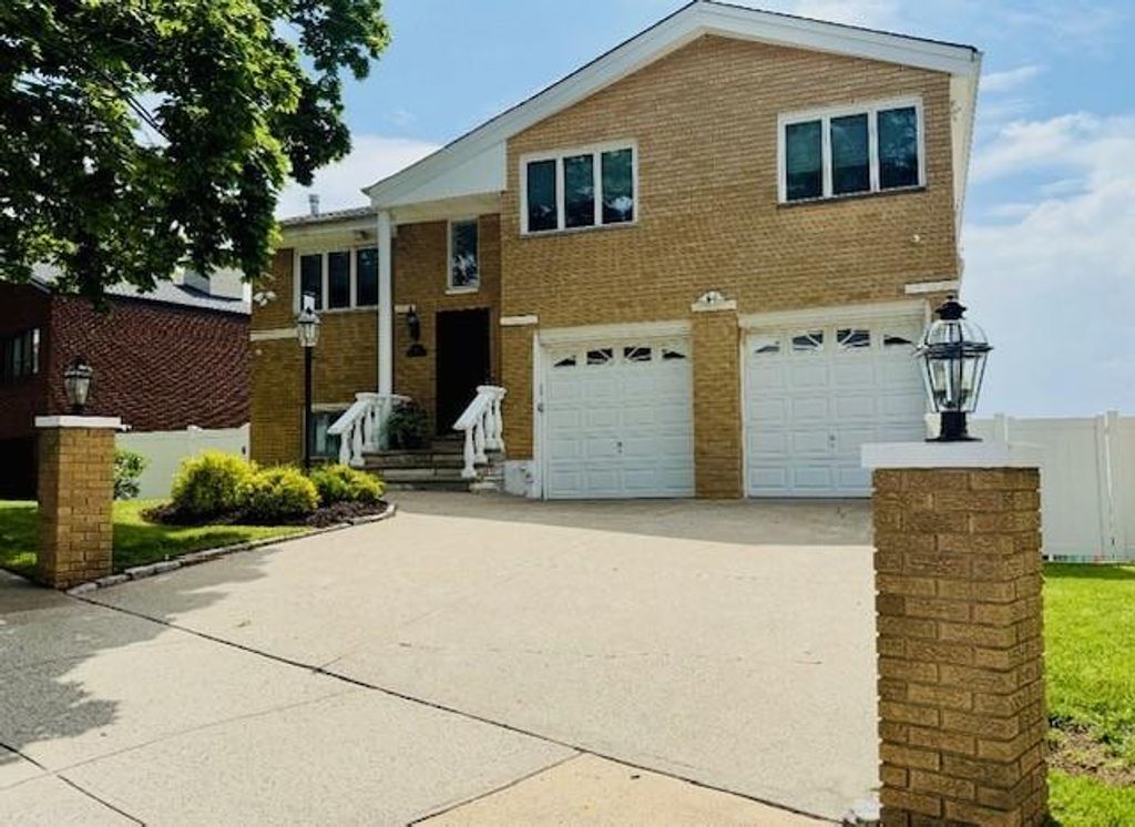Photo of 120 Overlook Avenue, Staten Island, NY 10304 (MLS # 493995)