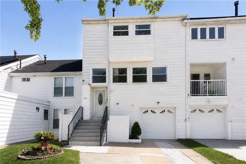 Photo of 333 HAMPTON GREEN GRN, Staten Island, NY 10312 (MLS # 503272)