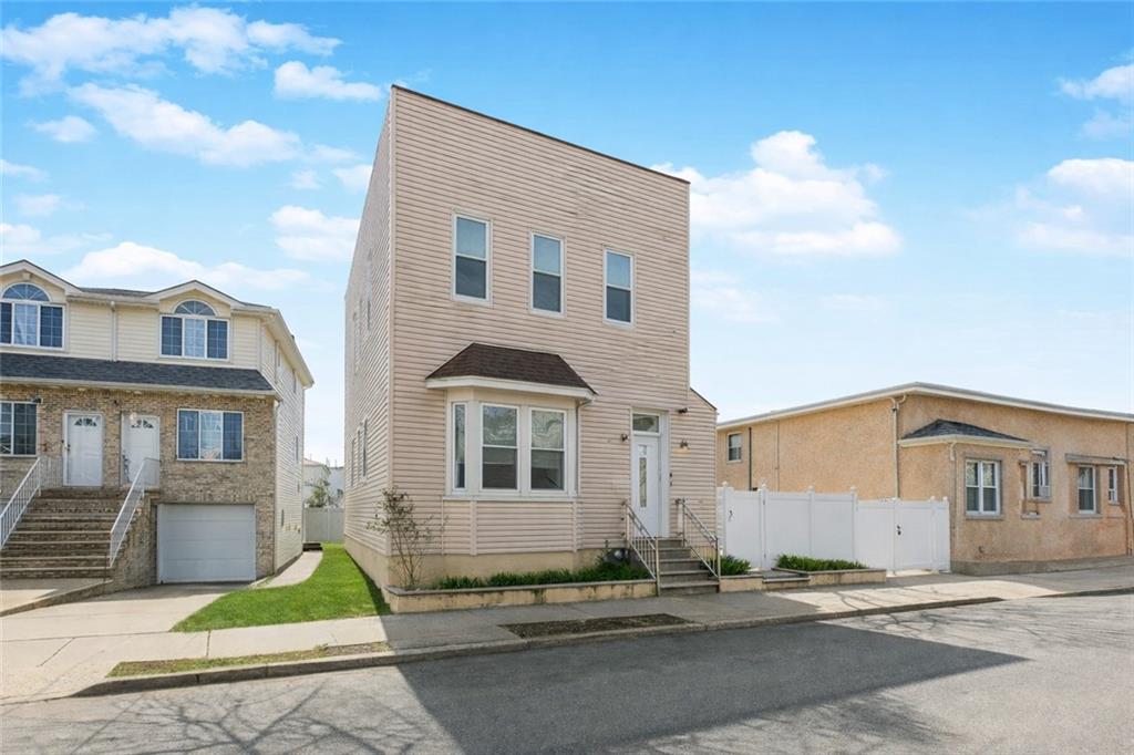 Photo of 98 Robin Road, Staten Island, NY 10305 (MLS # 504163)