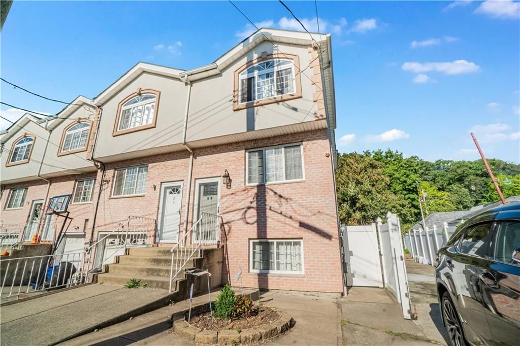 Photo of 23 Deirdre Court, Staten Island, NY 10304 (MLS # 496266)