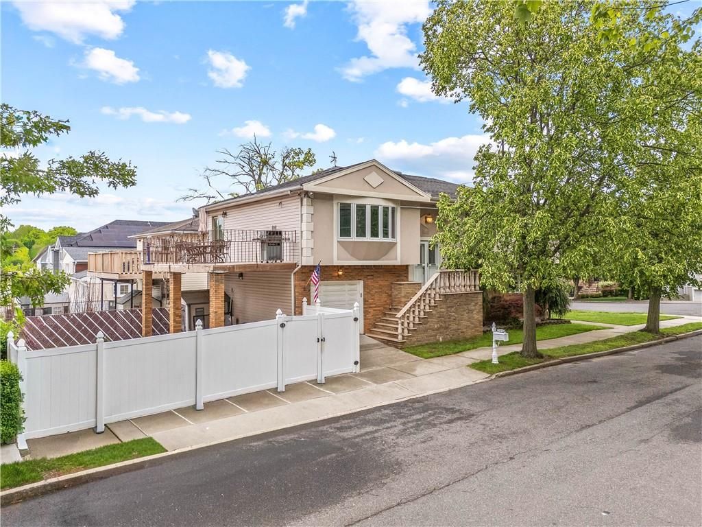 Photo of 166 Sinclair Avenue, Staten Island, NY 10312 (MLS # 501522)