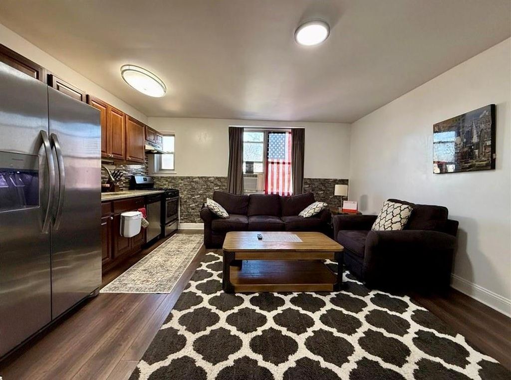 Photo of 565 castleton Avenue #2B, Staten Island, NY 10301 (MLS # 500330)