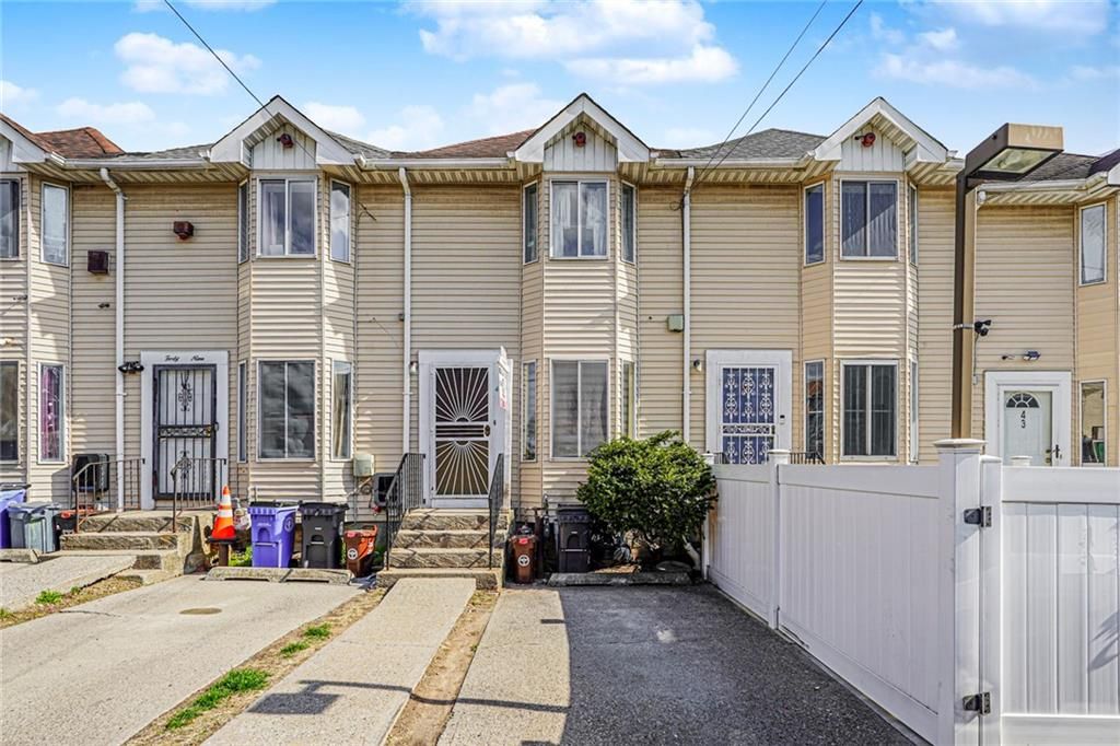 Photo of 47 Tappen Court, Staten Island, NY 10304 (MLS # 500552)