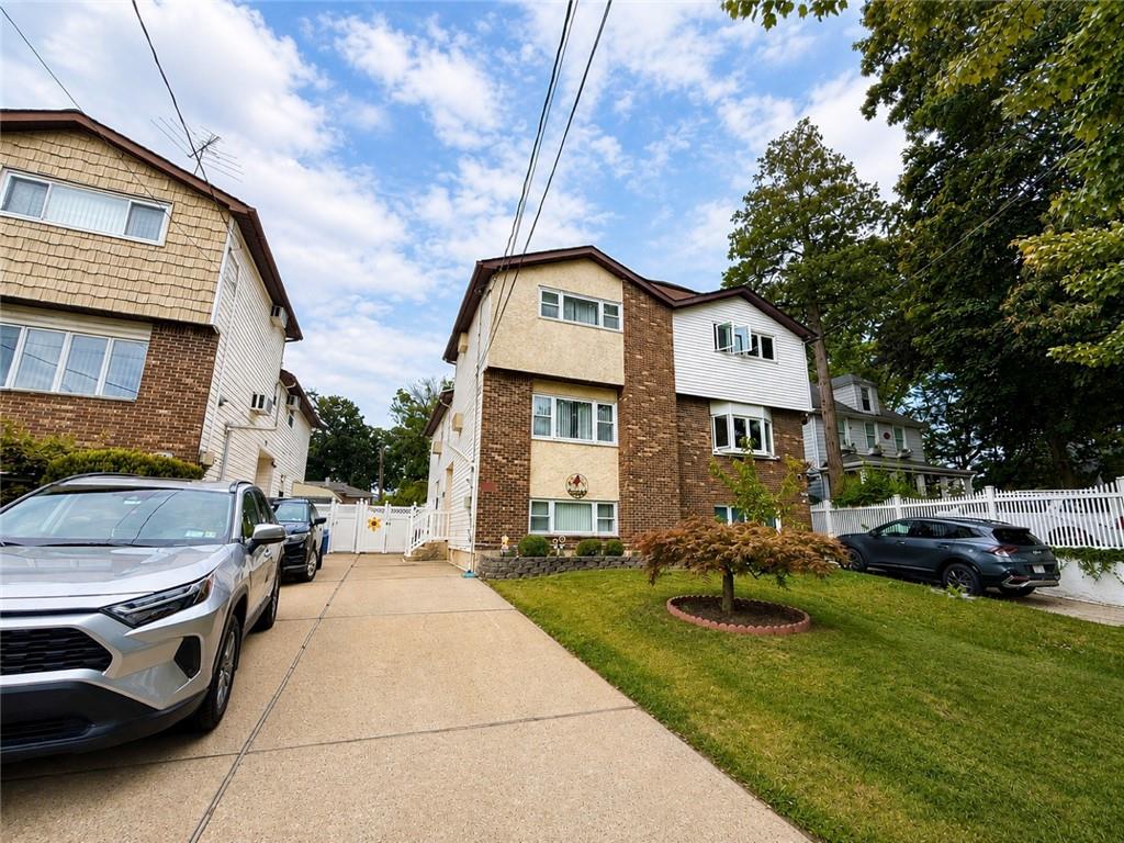 Photo of 98 Giffords Lane, Staten Island, NY 10308 (MLS # 504332)