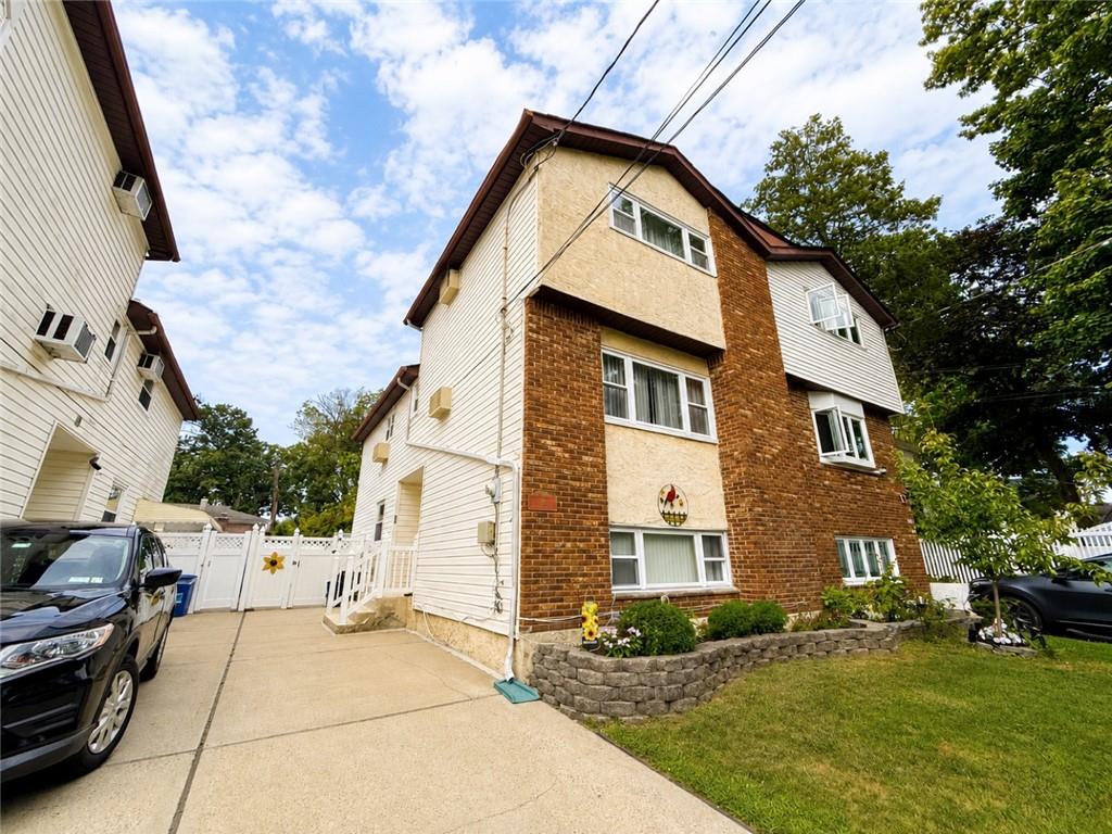 Photo of 98 Giffords Lane, Staten Island, NY 10308 (MLS # 504332)