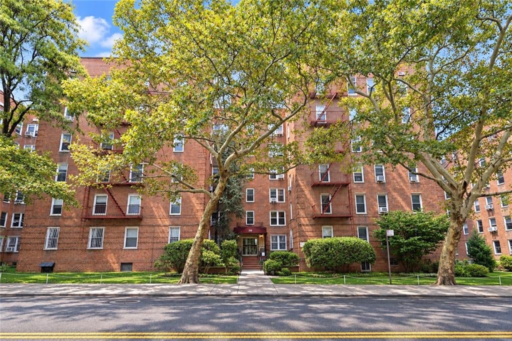 Photo of 221 Mcdonald Avenue #1G, Brooklyn, NY 11218 (MLS # 505503)