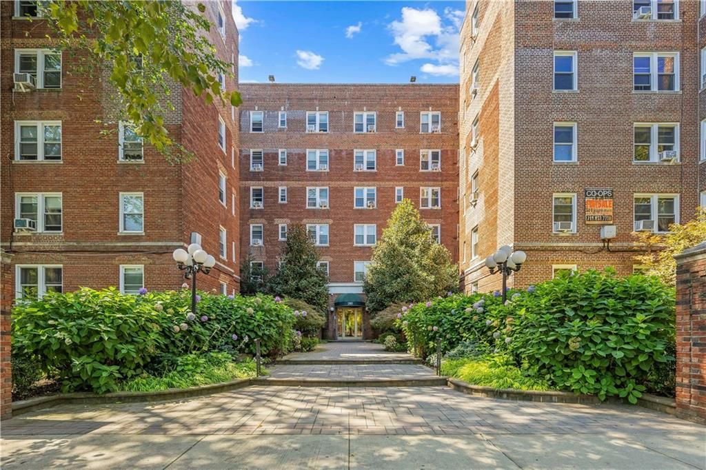 Photo of 280 Ocean Parkway #6C, Brooklyn, NY 11218 (MLS # 495664)