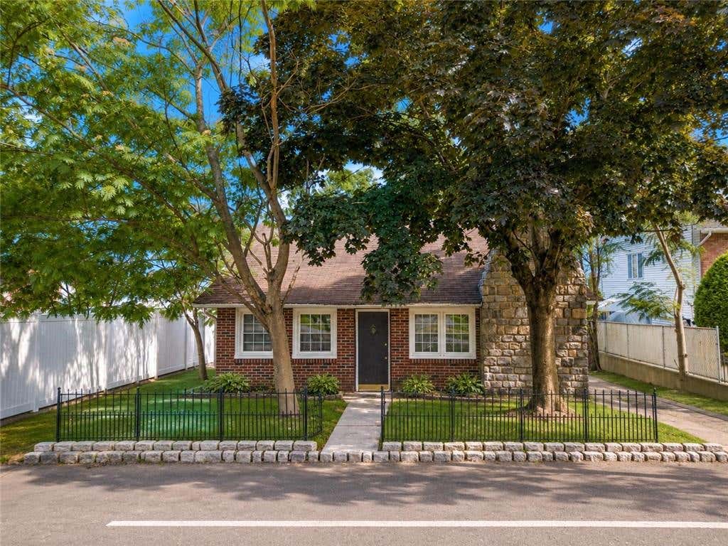 Photo of 116 Sharrotts Road, Staten Island, NY 10309 (MLS # 503532)