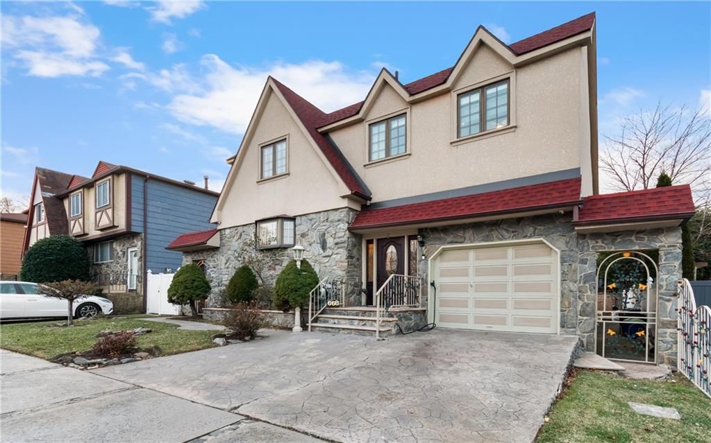 Photo of 668 Stewart Avenue, Staten Island, NY 10314 (MLS # 500316)