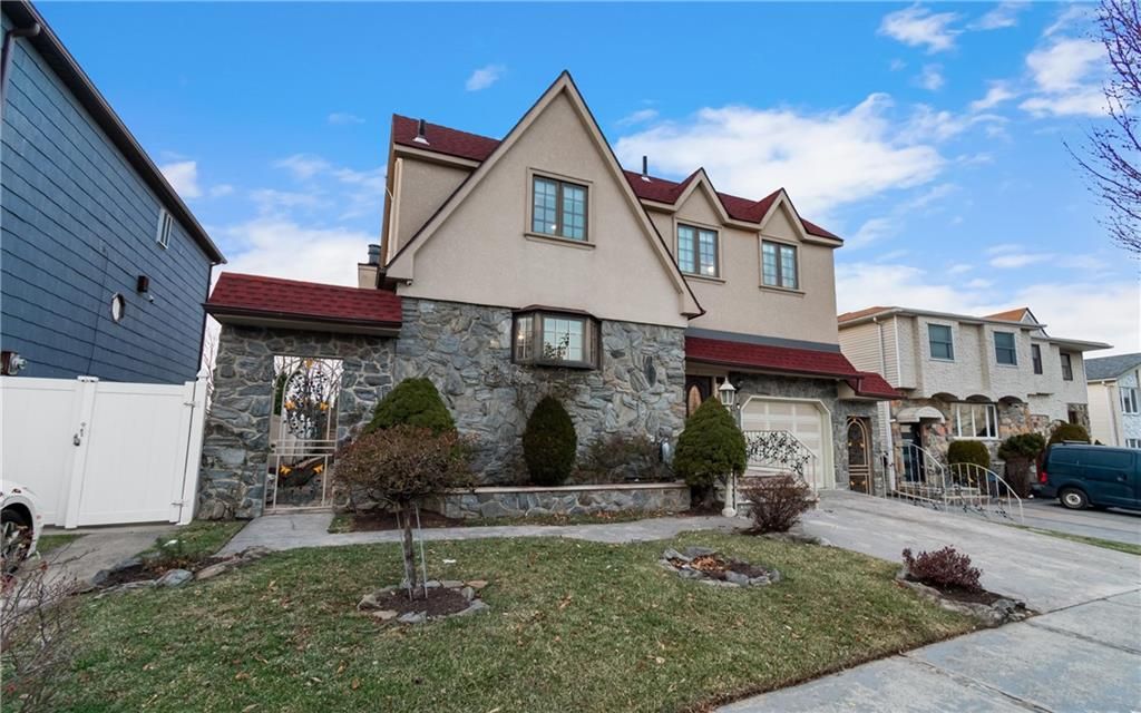 Photo of 668 Stewart Avenue, Staten Island, NY 10314 (MLS # 500316)