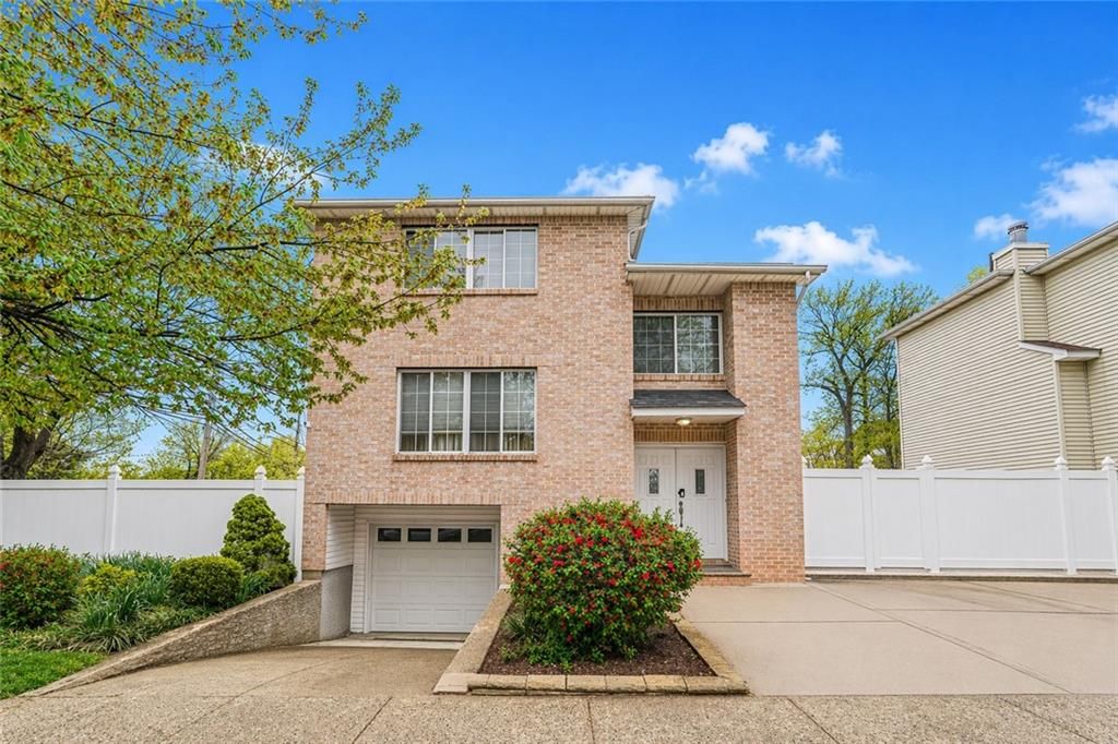 Photo of 68 Eltingville Boulevard, Staten Island, NY 10312 (MLS # 500577)