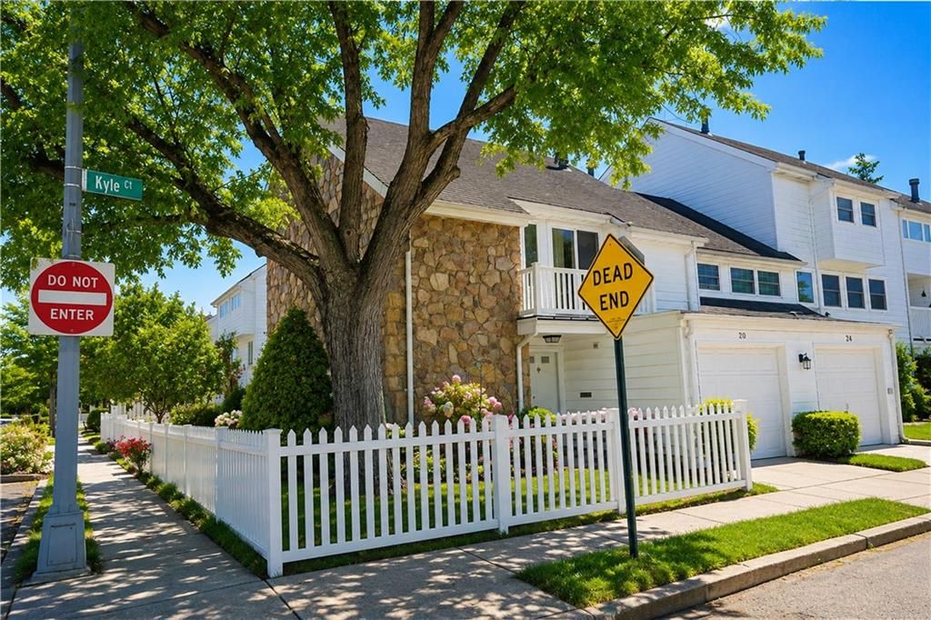 Photo of 20 Kyle Court, Staten Island, NY 10312 (MLS # 501695)