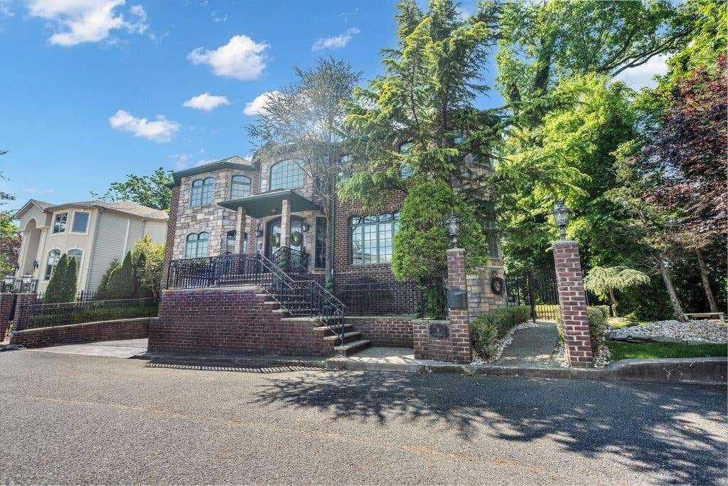 Photo of 18 Ivan Court, Staten Island, NY 10309 (MLS # 502577)