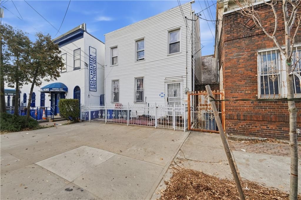Photo of 186 Van Siclen Avenue, Brooklyn, NY 11207 (MLS # 497821)