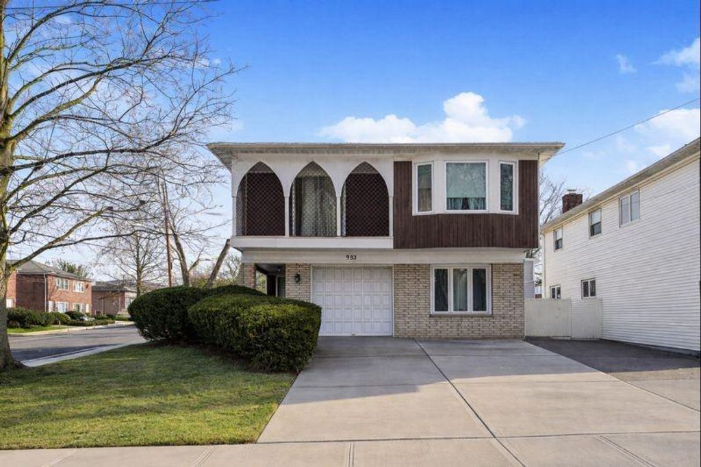 Photo of 953 Forest Hill Road, Staten Island, NY 10314 (MLS # 498223)