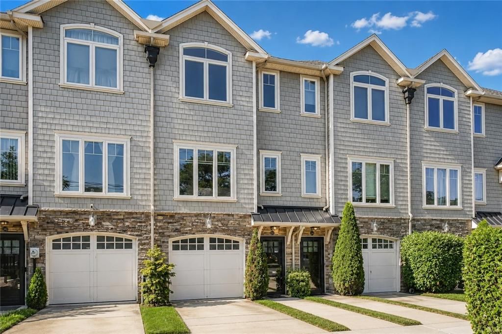 Photo of 300 Lamberts Lane, Brooklyn, NY 10314 (MLS # 502649)