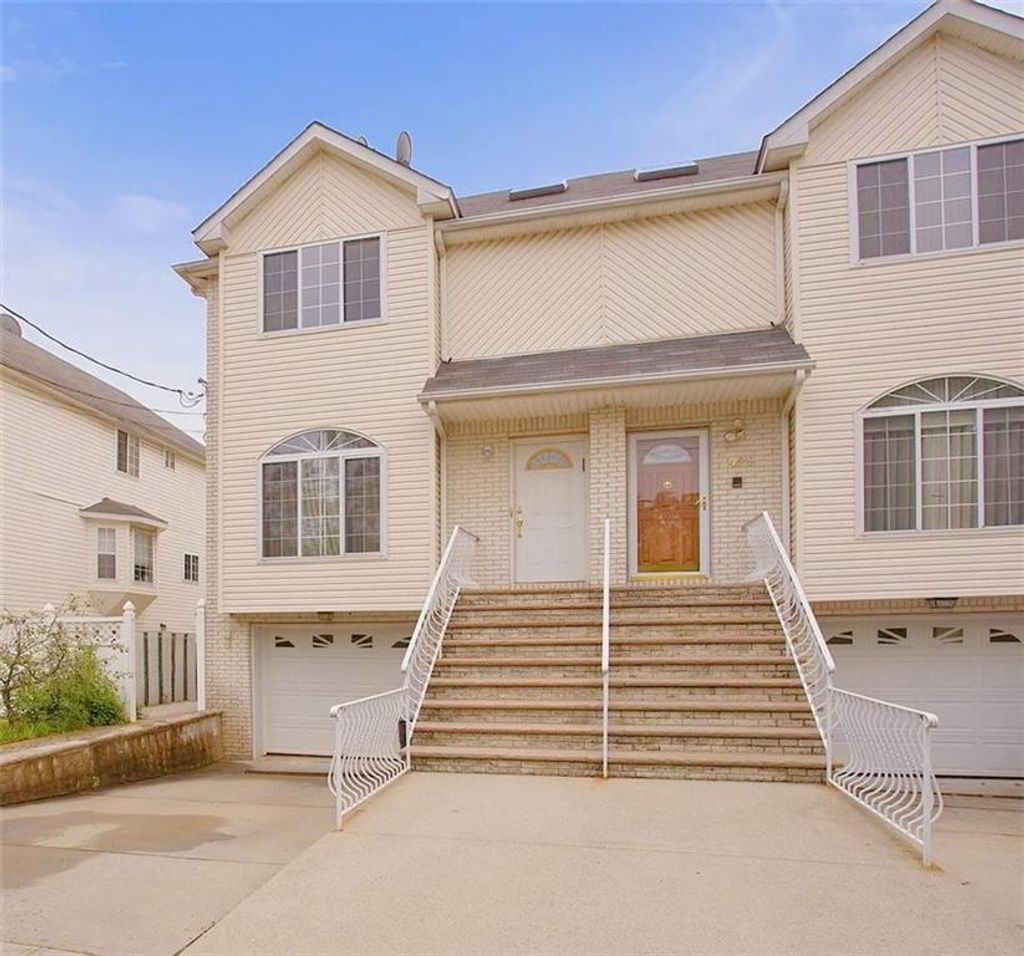 Photo of 431 Patterson Avenue, Staten Island, NY 10305 (MLS # 498613)