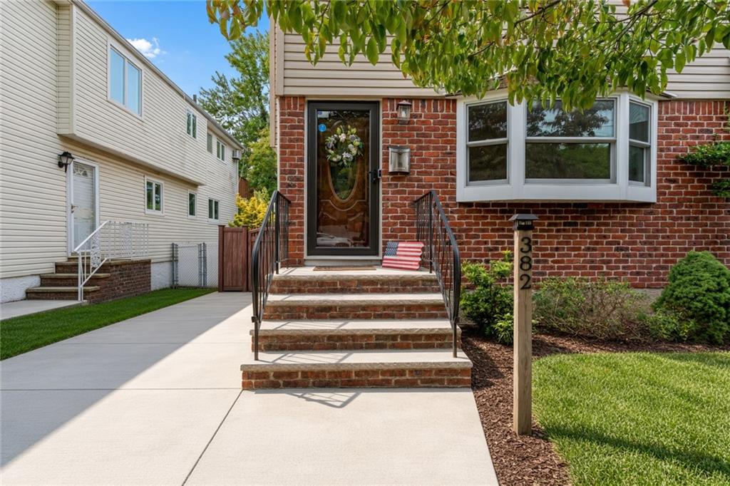 Photo of 382 Elverton Avenue, Staten Island, NY 10308 (MLS # 504931)