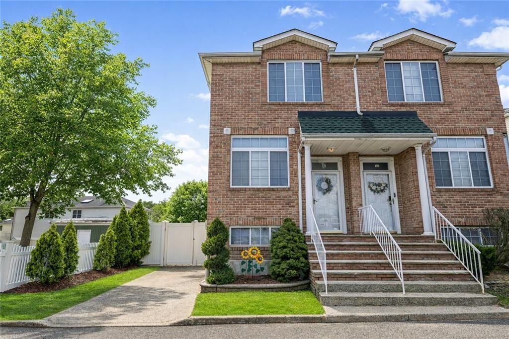 Photo of 10 Dunhill Lane, Staten Island, NY 10309 (MLS # 499815)