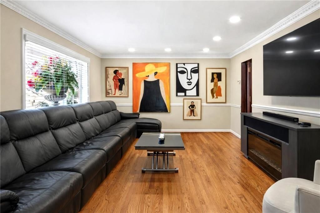 Photo of 728 Huguenot Avenue, Staten Island, NY 10312 (MLS # 500265)