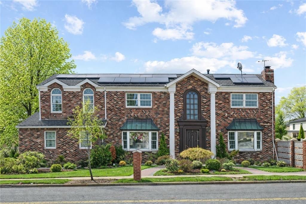 Photo of 728 Huguenot Avenue, Staten Island, NY 10312 (MLS # 500265)