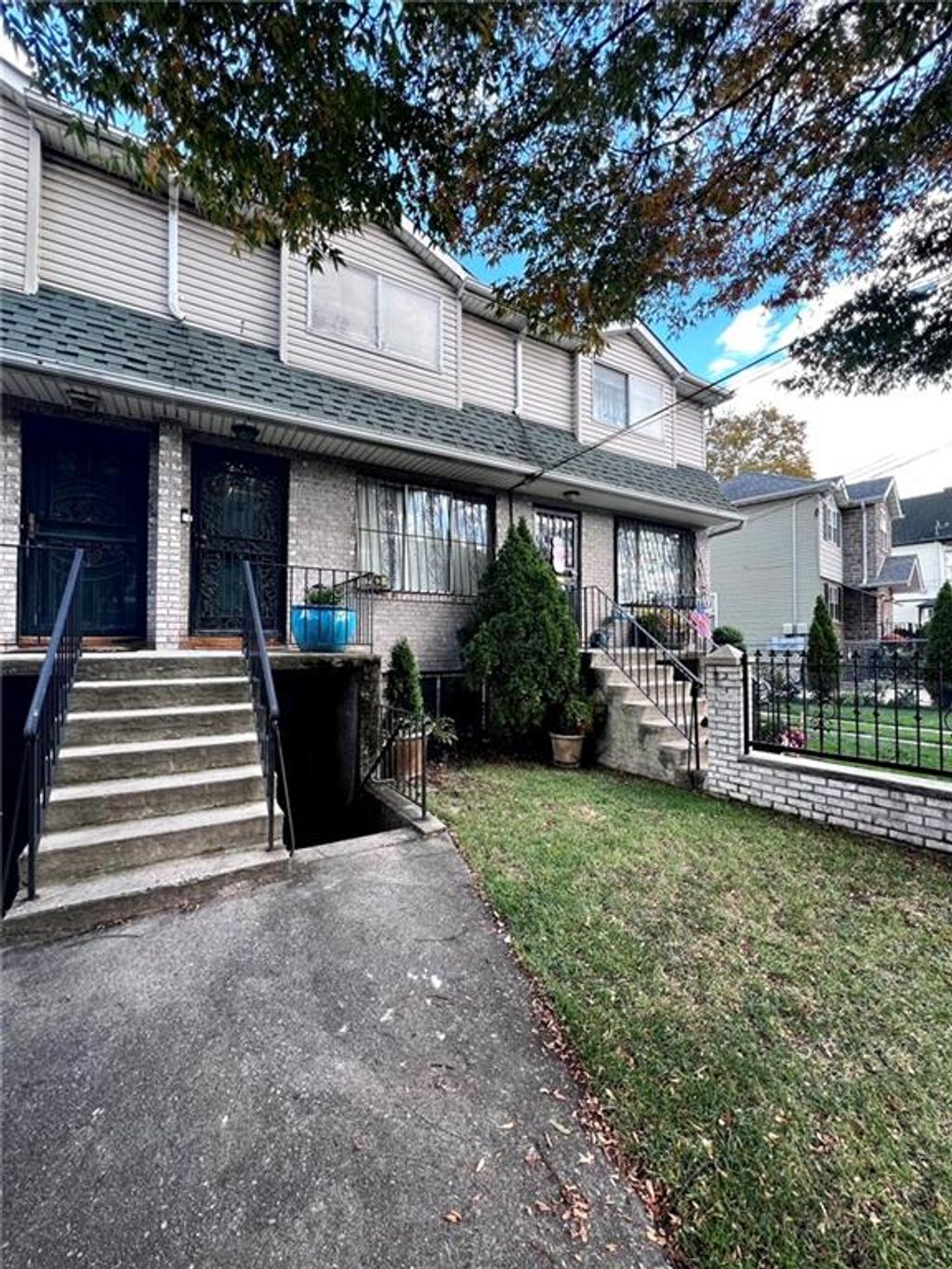 Photo of 243 Tompkins Avenue, Staten Island, NY 10304 (MLS # 496965)