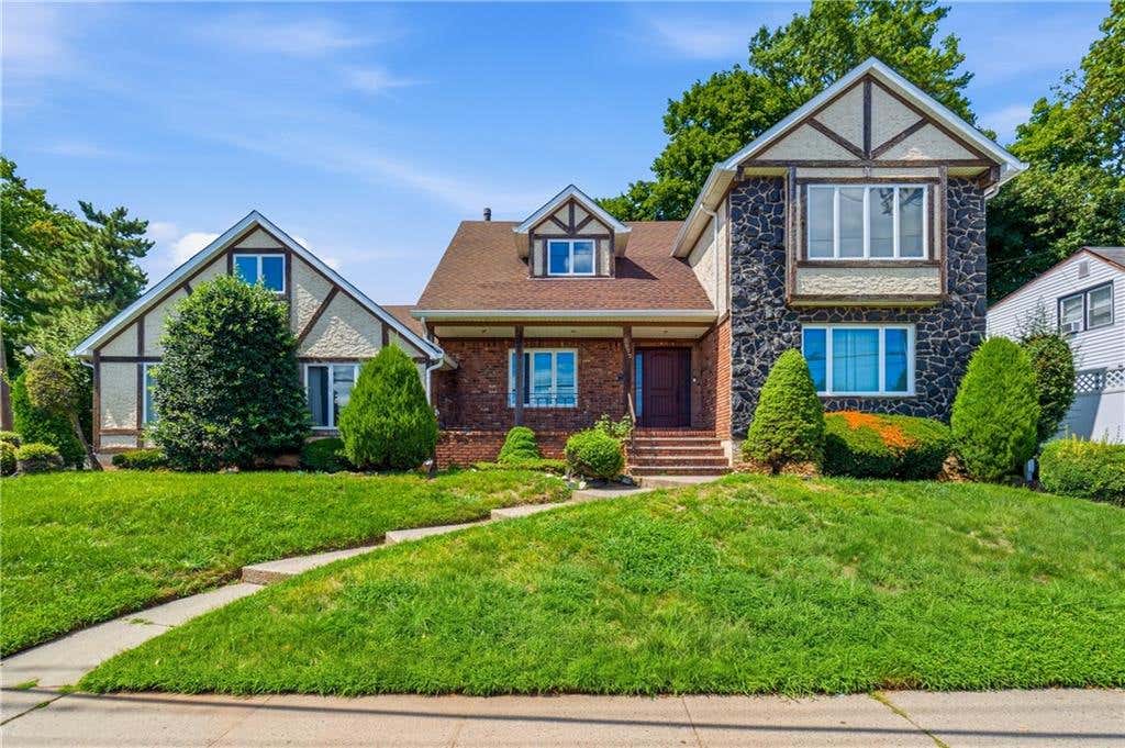 Photo of 3877 Hylan Boulevard, Staten Island, NY 10308 (MLS # 504012)